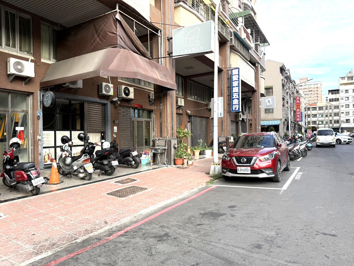 文藻商圈稀少平面車位1+夾+2樓店