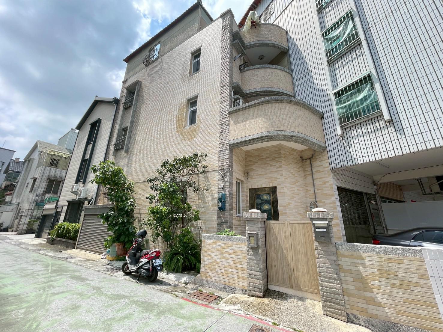 陽明學區★屋況優邊間可停雙車美墅★