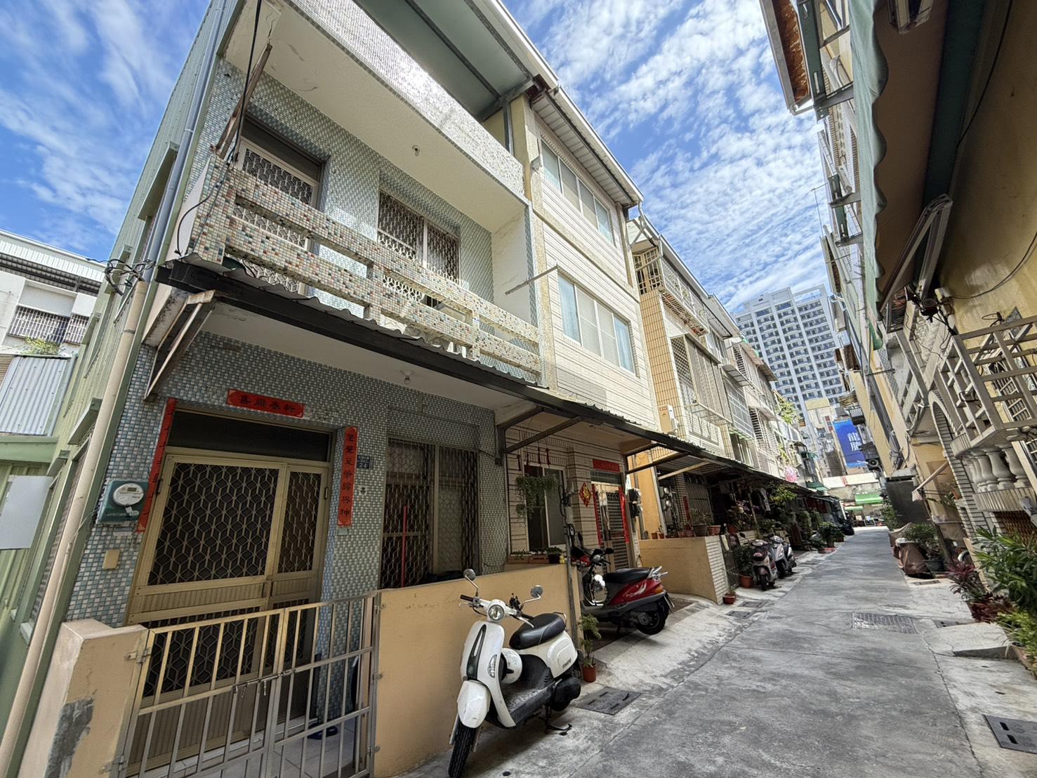 武廟大順科工館輕軌邊間可停車無夾層透天