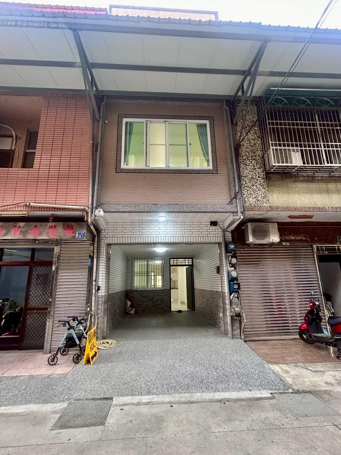 鳳山國中旁~靜巷車庫全棟翻新三樓透天