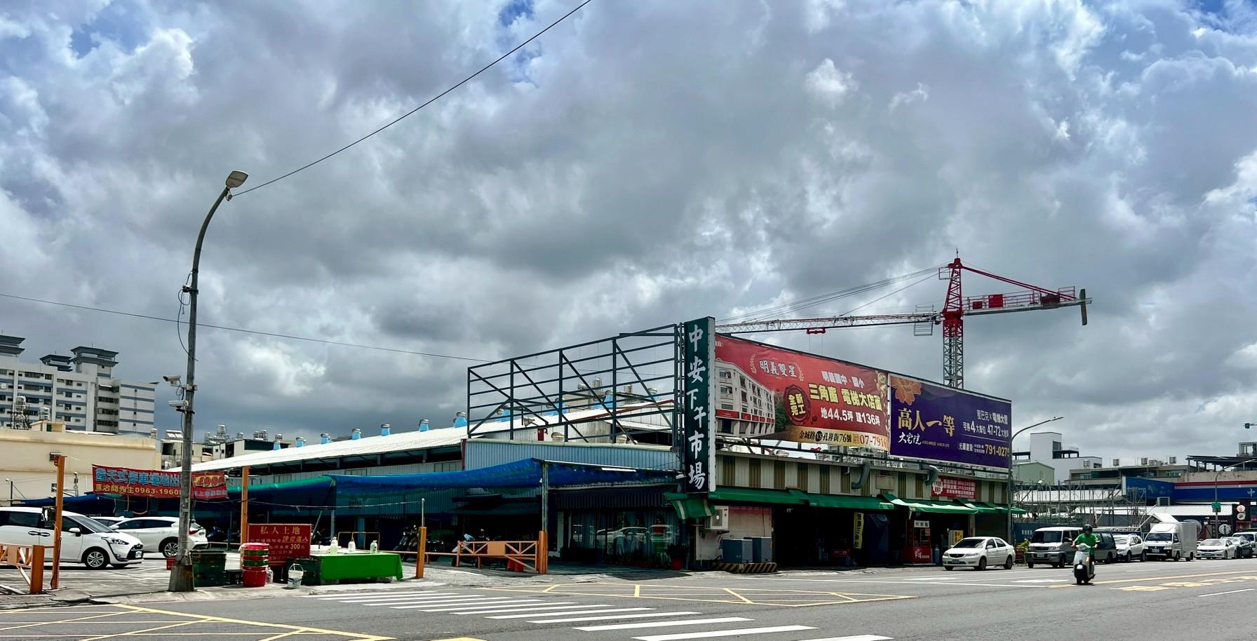 【小港桂林商圈】好改車庫活巷三樓透天