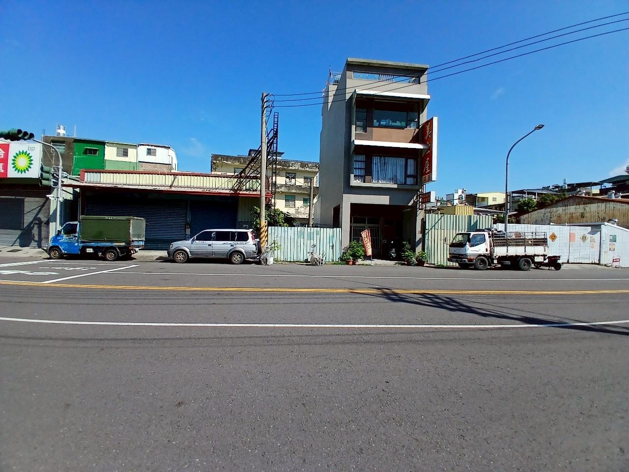 左營正海平路上明德國小近蓮池潭住二建地