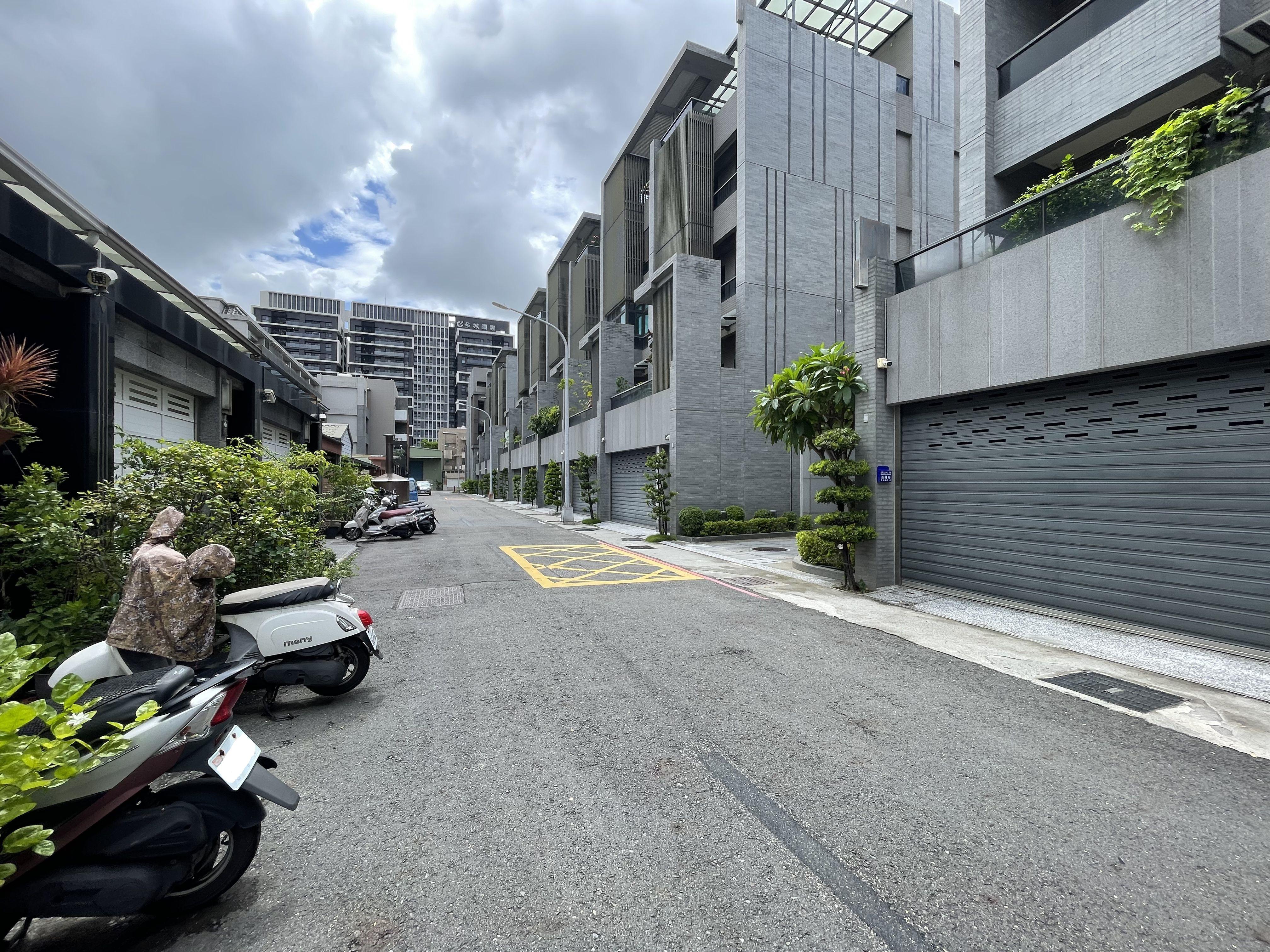 鳳山頂新特區大地坪前後雙車-車庫別墅