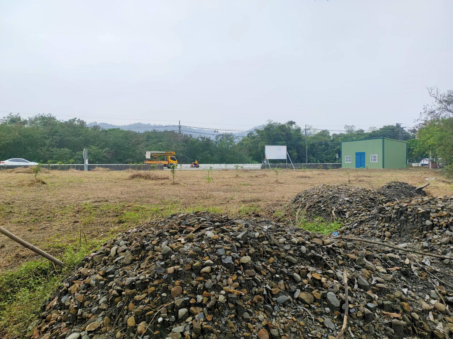 旗山鄰17米路大面寬有水有電農地