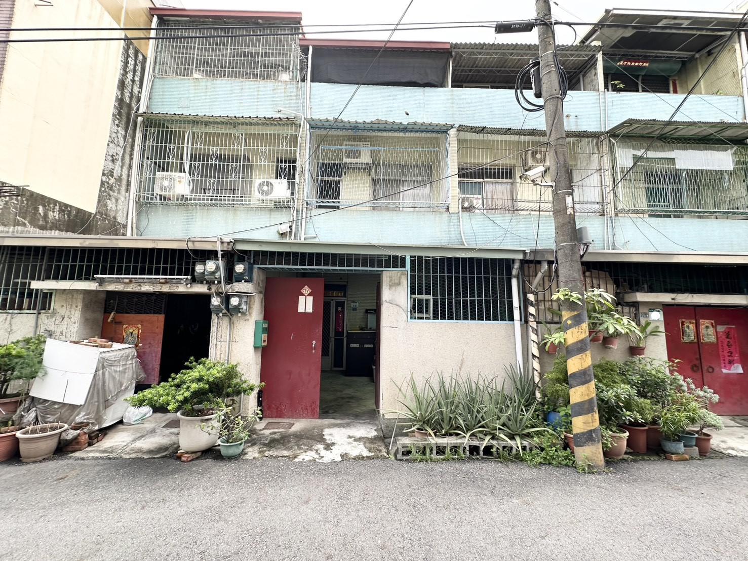 大地坪前後活巷道路有車位庭院透天