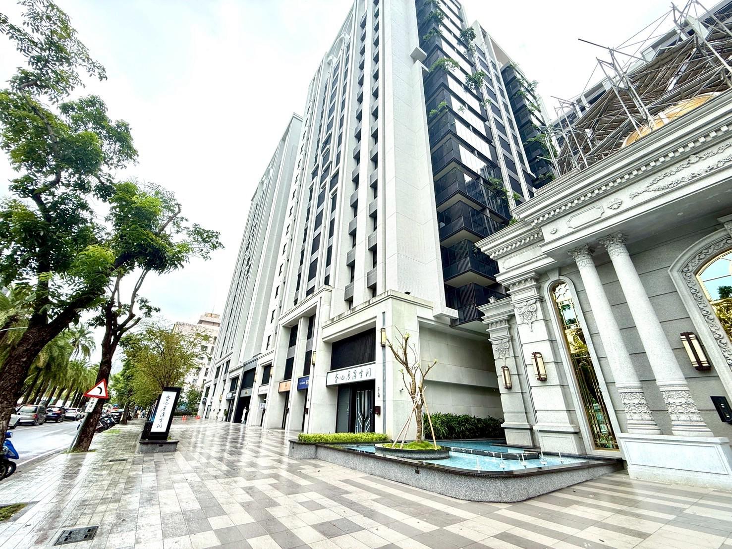 全新郡都當代高醫商圈大面寬挑高金店面