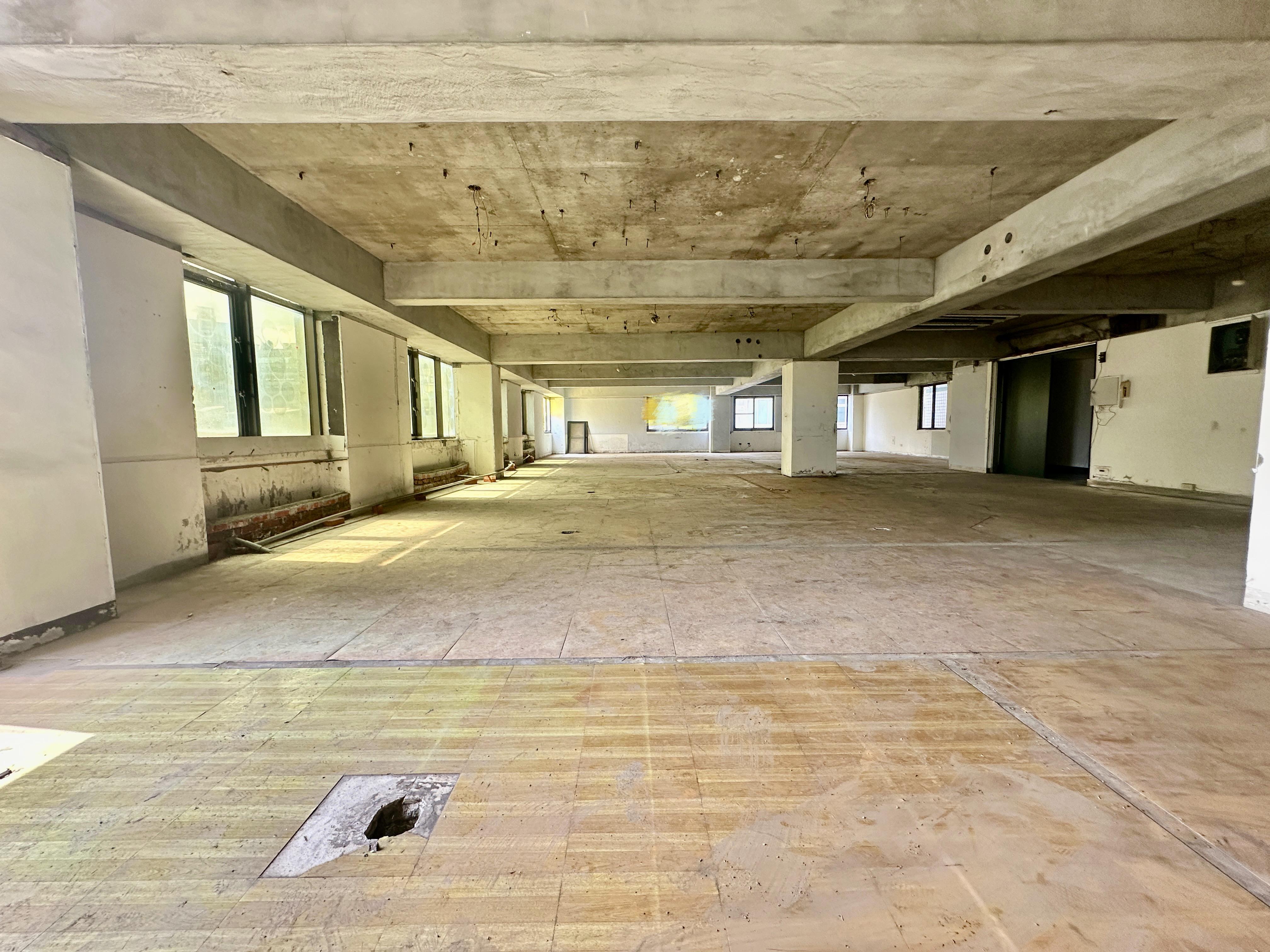 亞灣區高雄展覽館三面採光百坪住辦