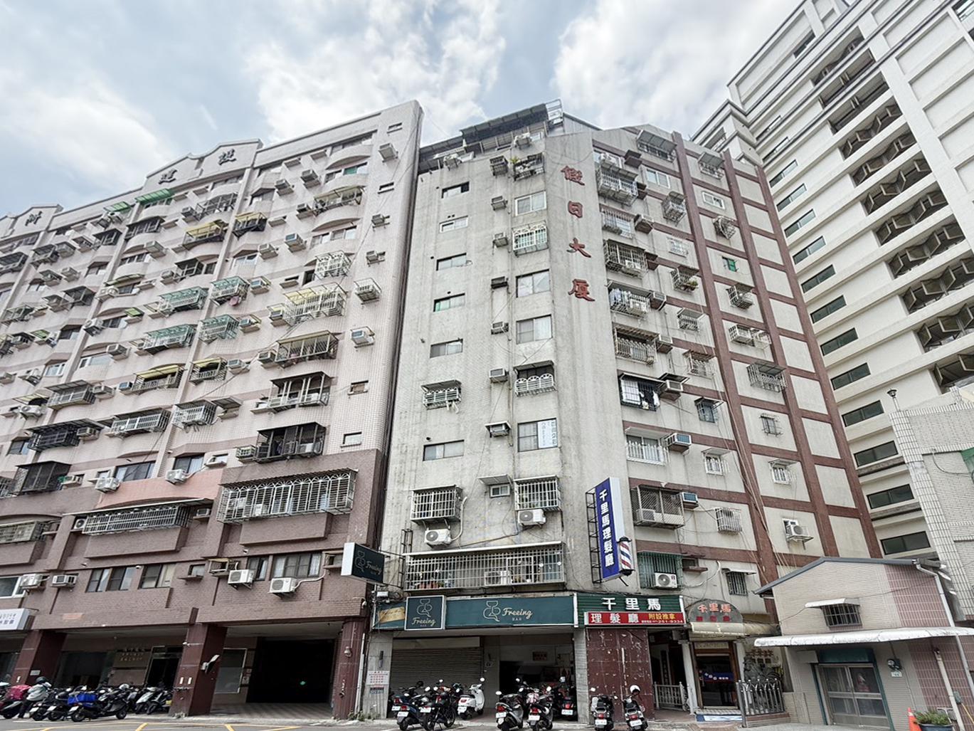 高雄女中亞灣區愛河旁假日大廈套房