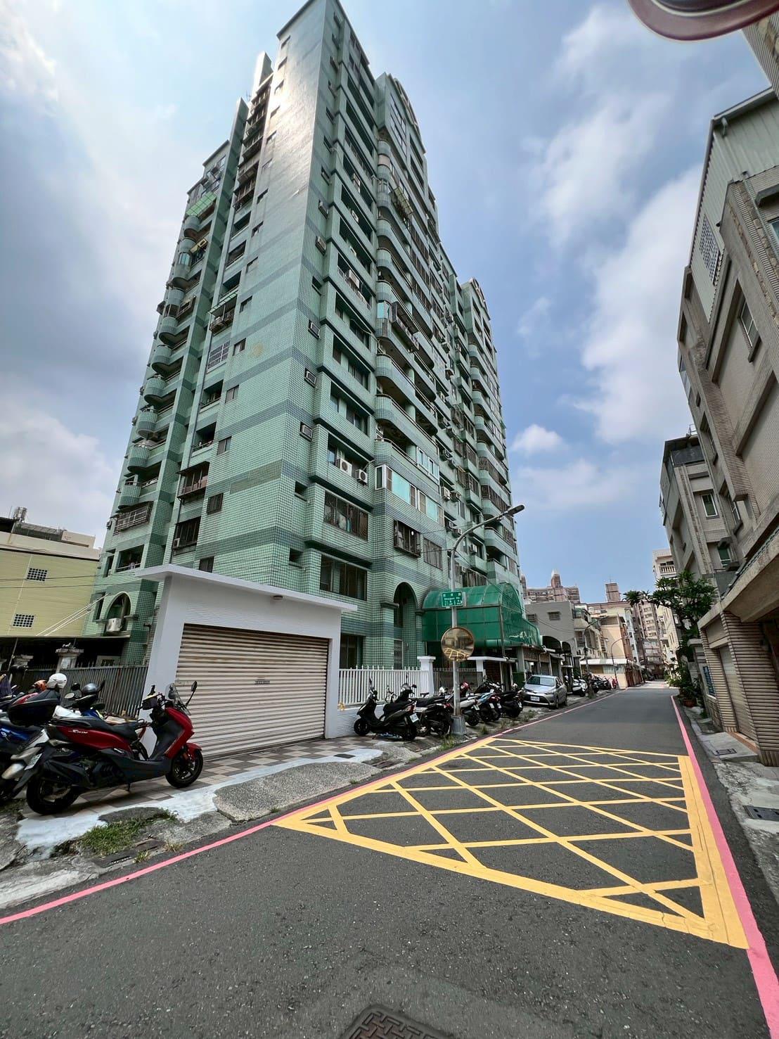 鼎中文藻商圈:大面寬自有車庫可停多車_1+夾店住