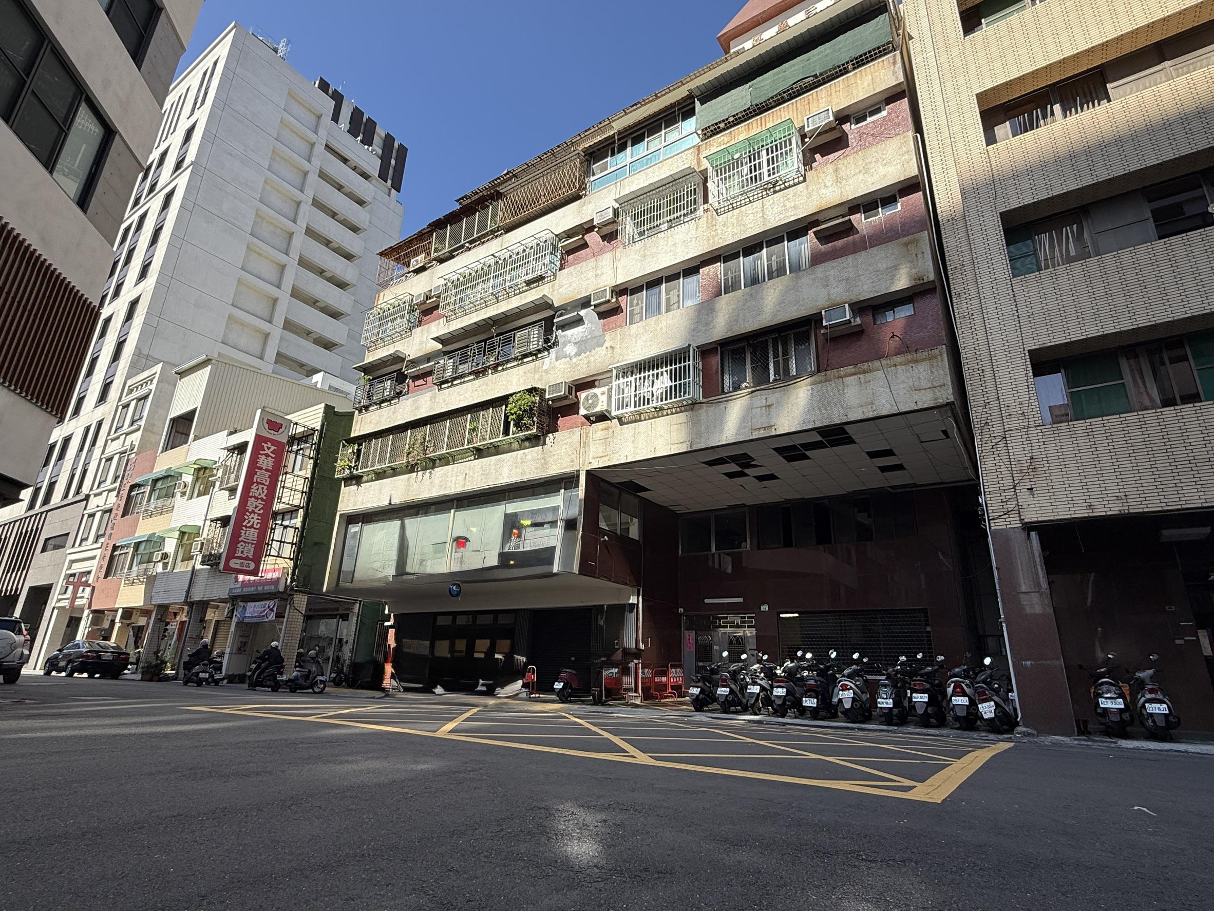 來租賺到爆超寬大店面大坪數_前金捷運站1F