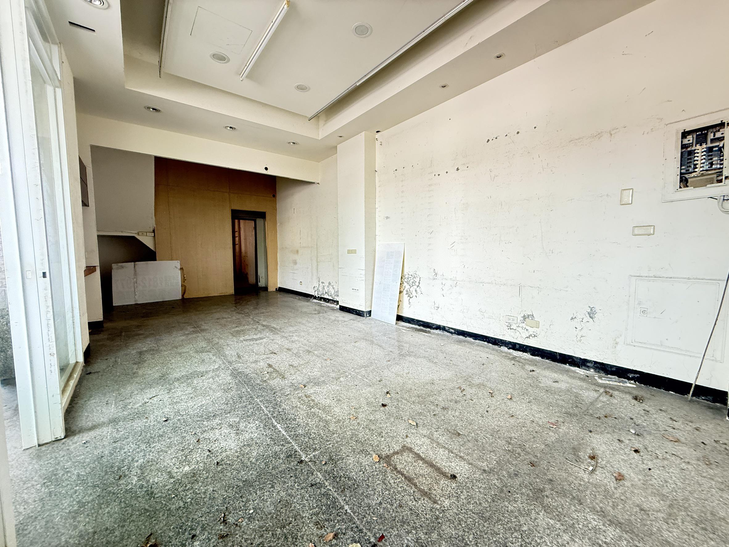 搶眼吸睛大三角窗整棟透天燙金店面