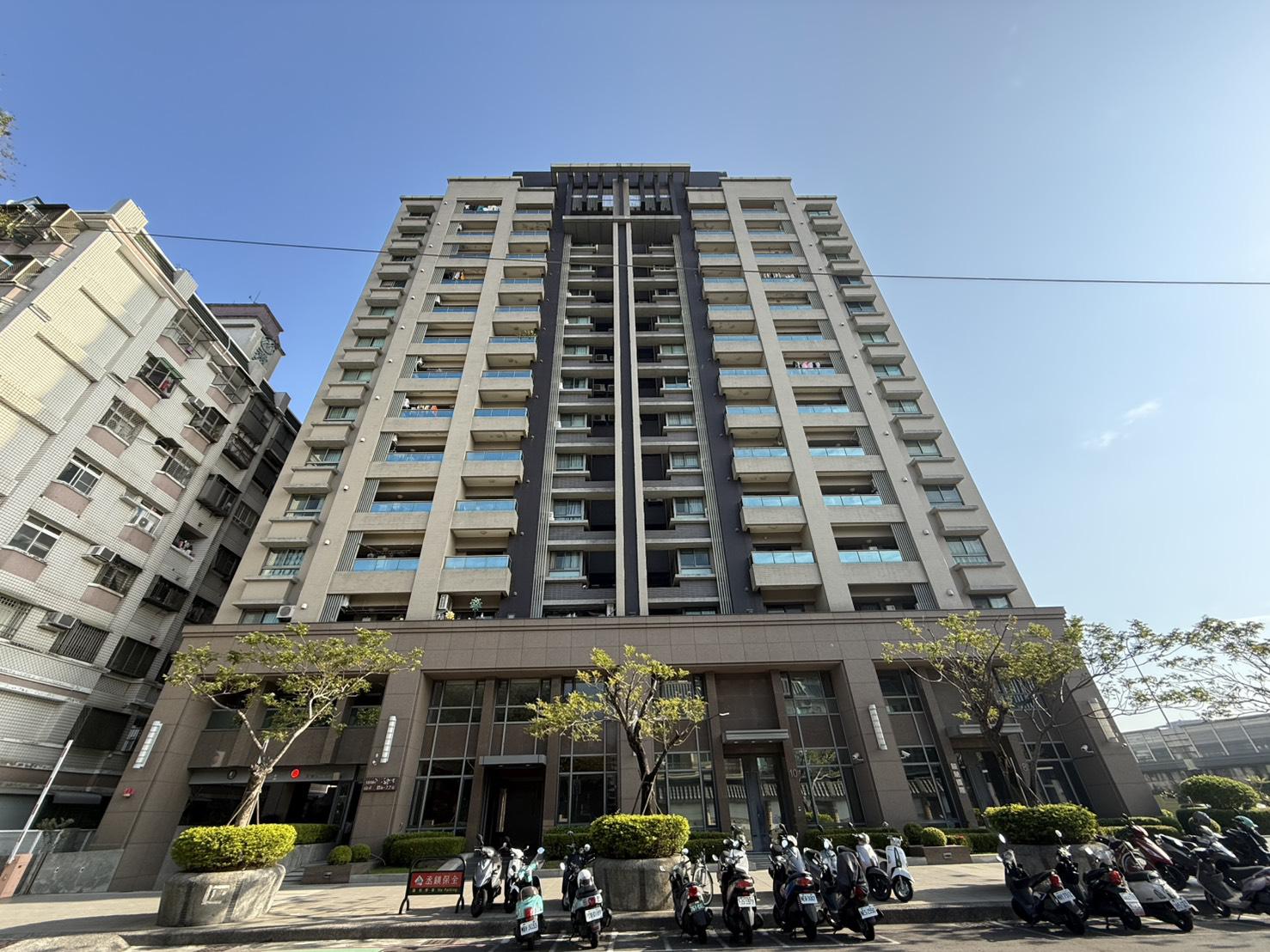 8米58大面寬五甲商圈稀有輕屋齡店面+平車