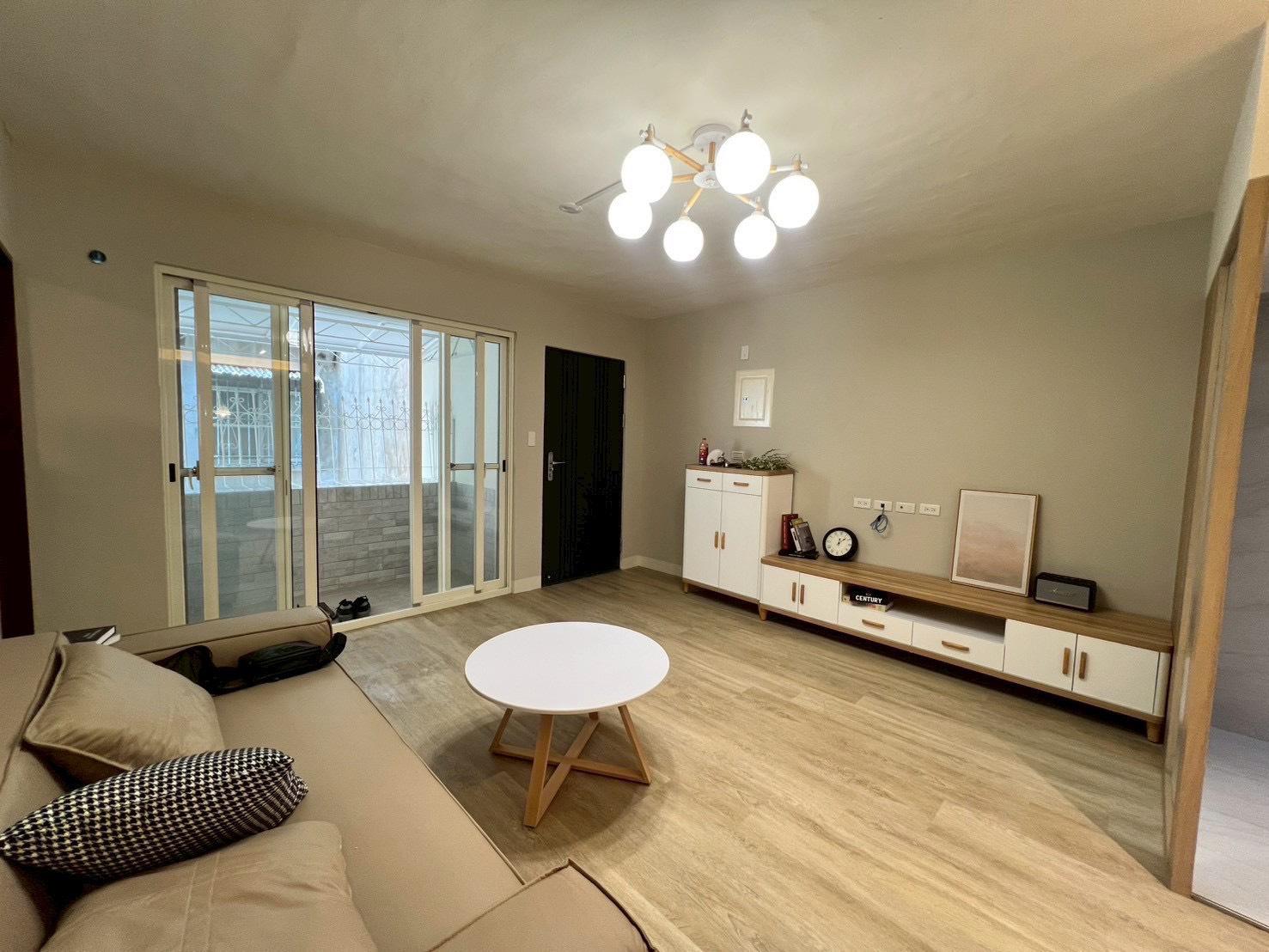 近衛武營/二聖輕軌站低總價翻新三房美寓