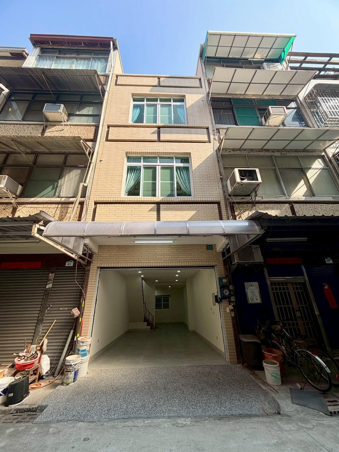 瑞隆商圈輕軌旁.大面寬翻新車庫透天