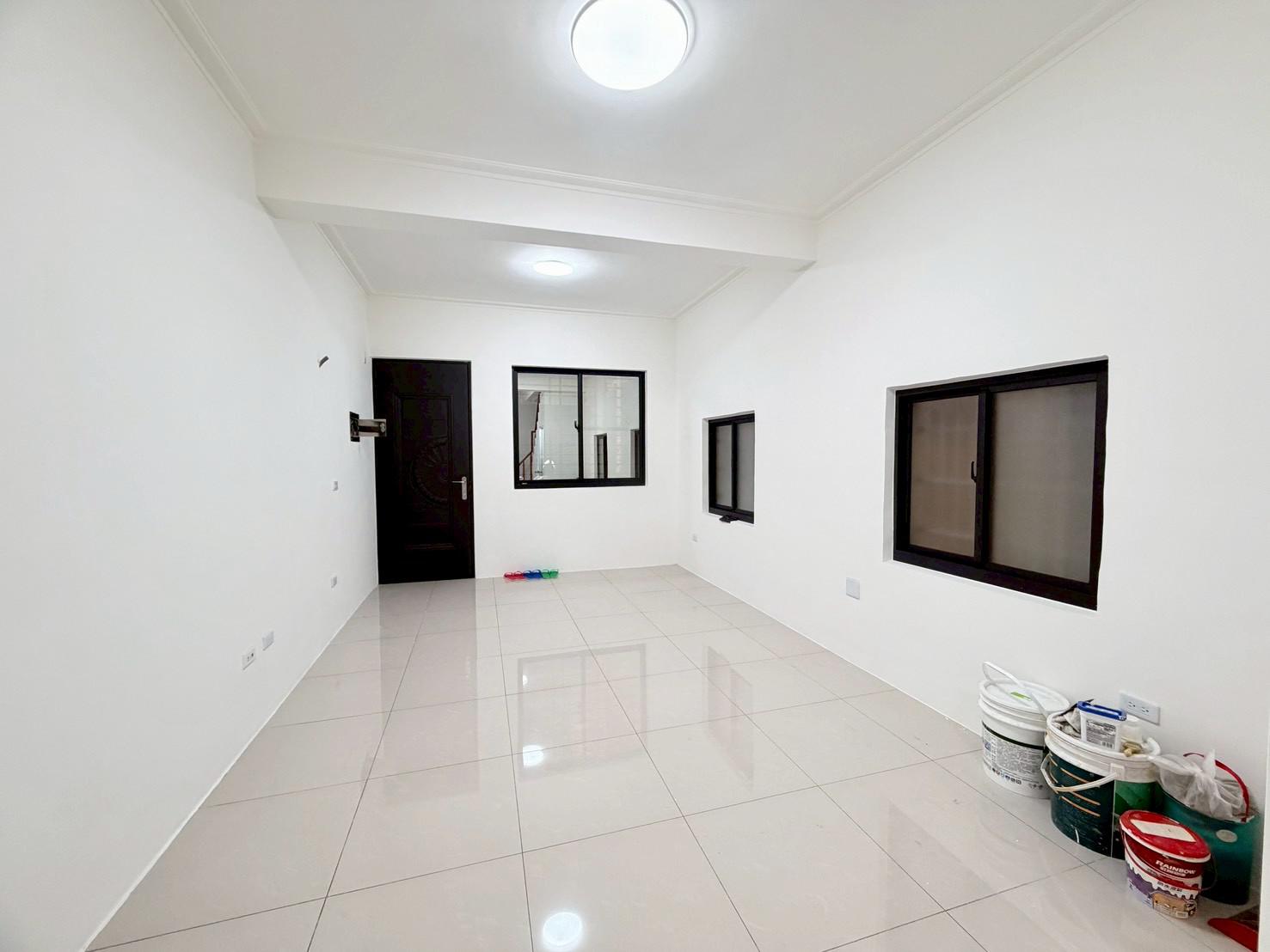 三信家商旁/大樓價超值翻新美透天