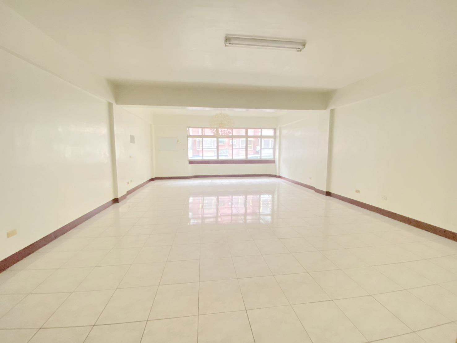 左營高鐵大面寬可停雙車金透店