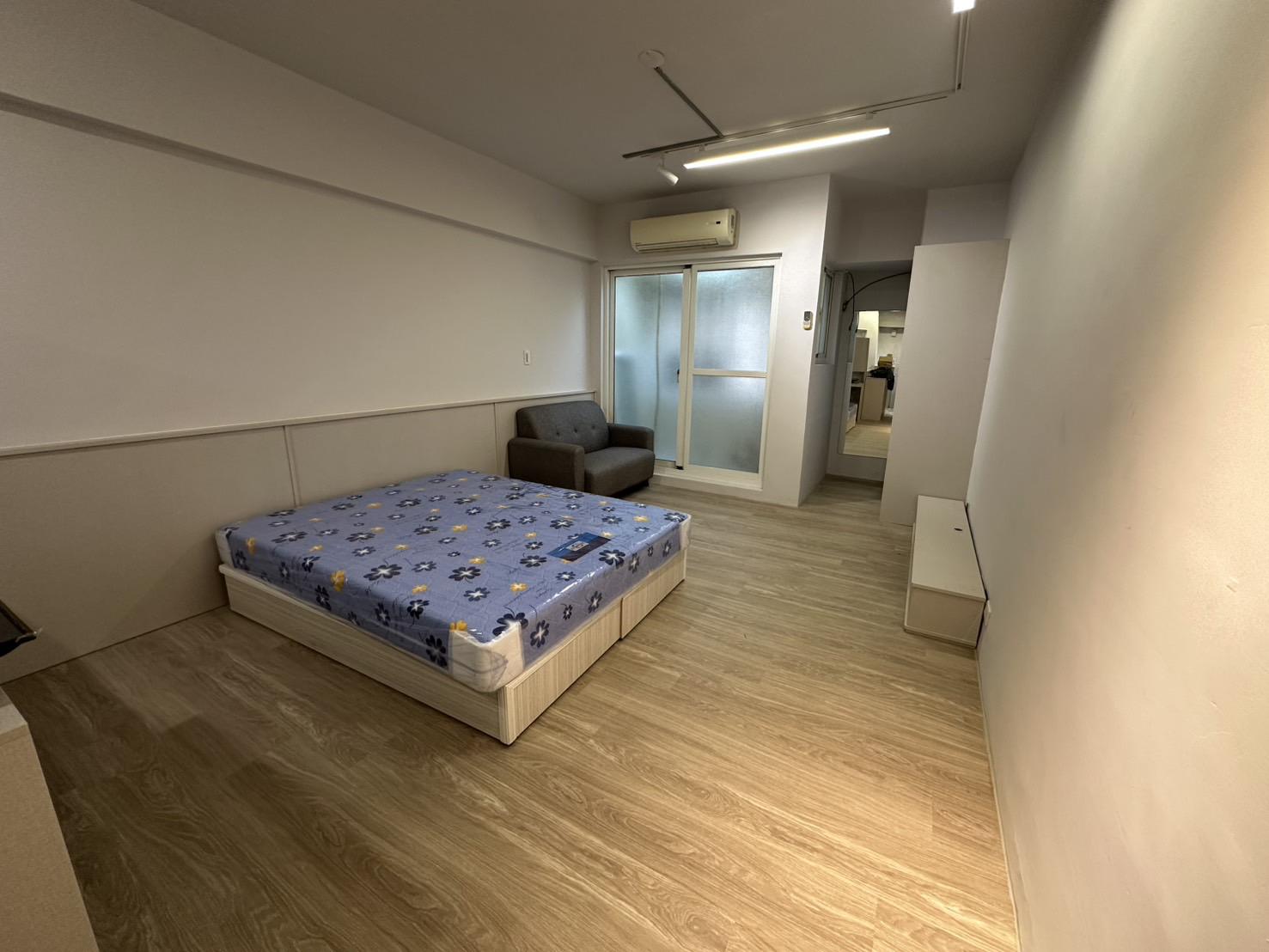 全新翻修空間大採光美大套房