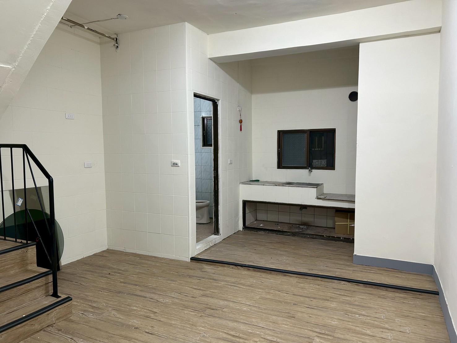 輕軌旁~五甲商圈包租公二樓金透天