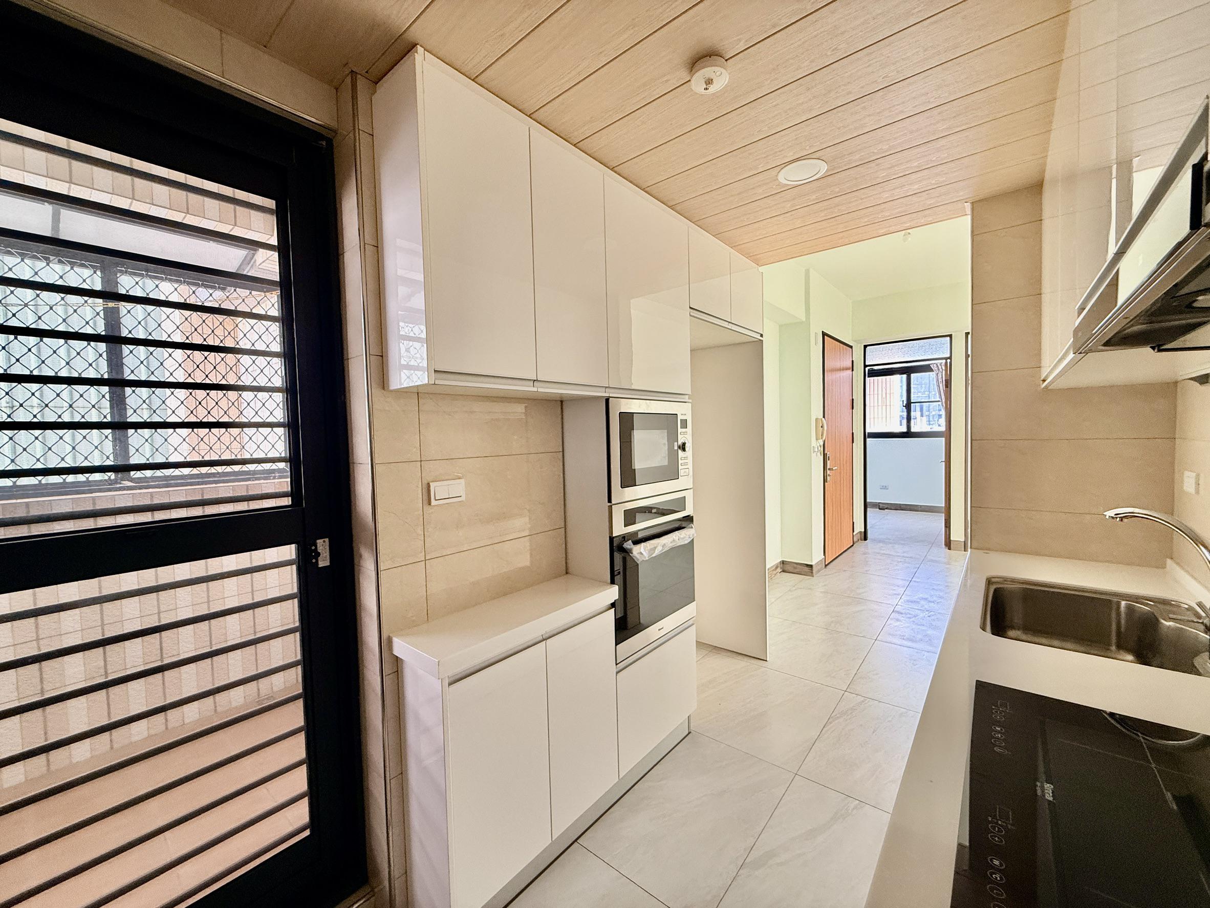 鹽埕商圈駁二特區｜流行音樂中心★輕屋齡三大房華廈