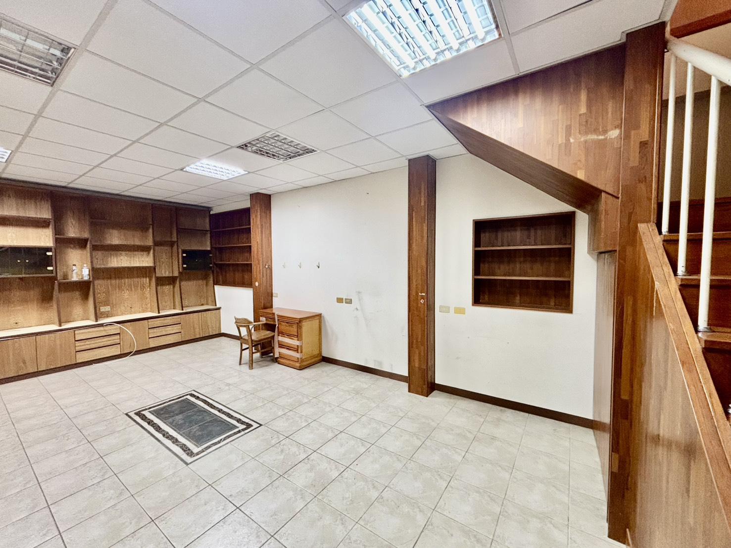 中山商圈2+3樓適合住家辦公工作室