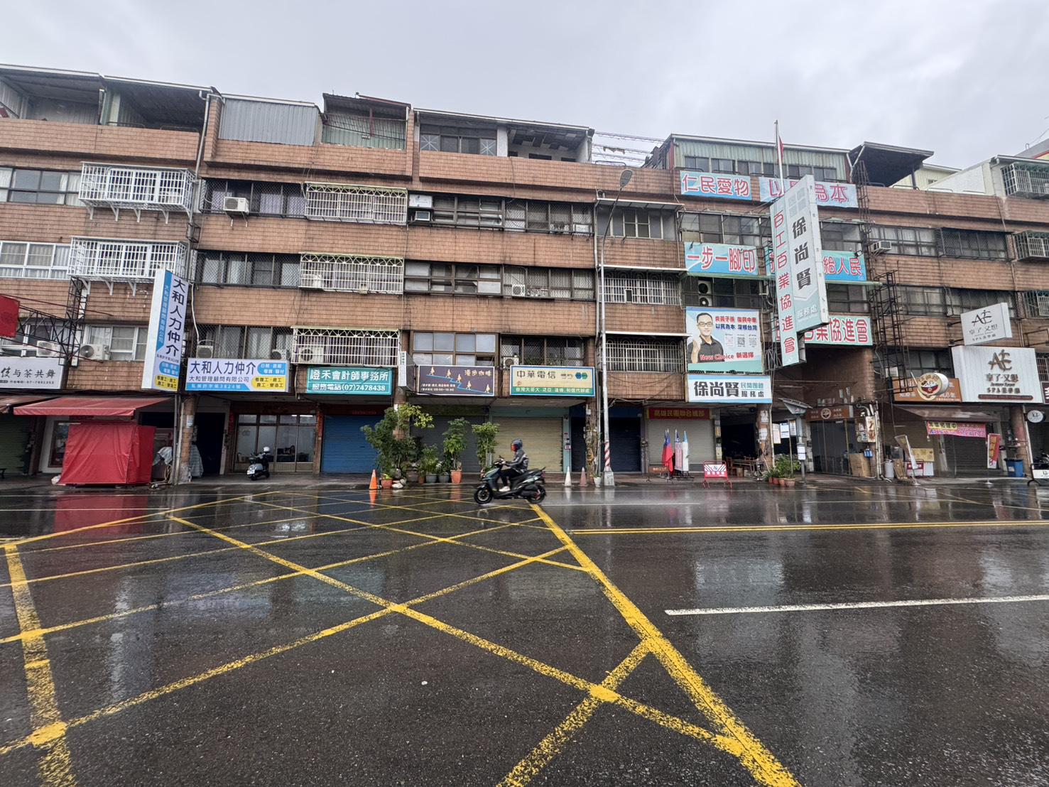 鳳山家樂福 雙捷運 18米路第一手藏金店面~推