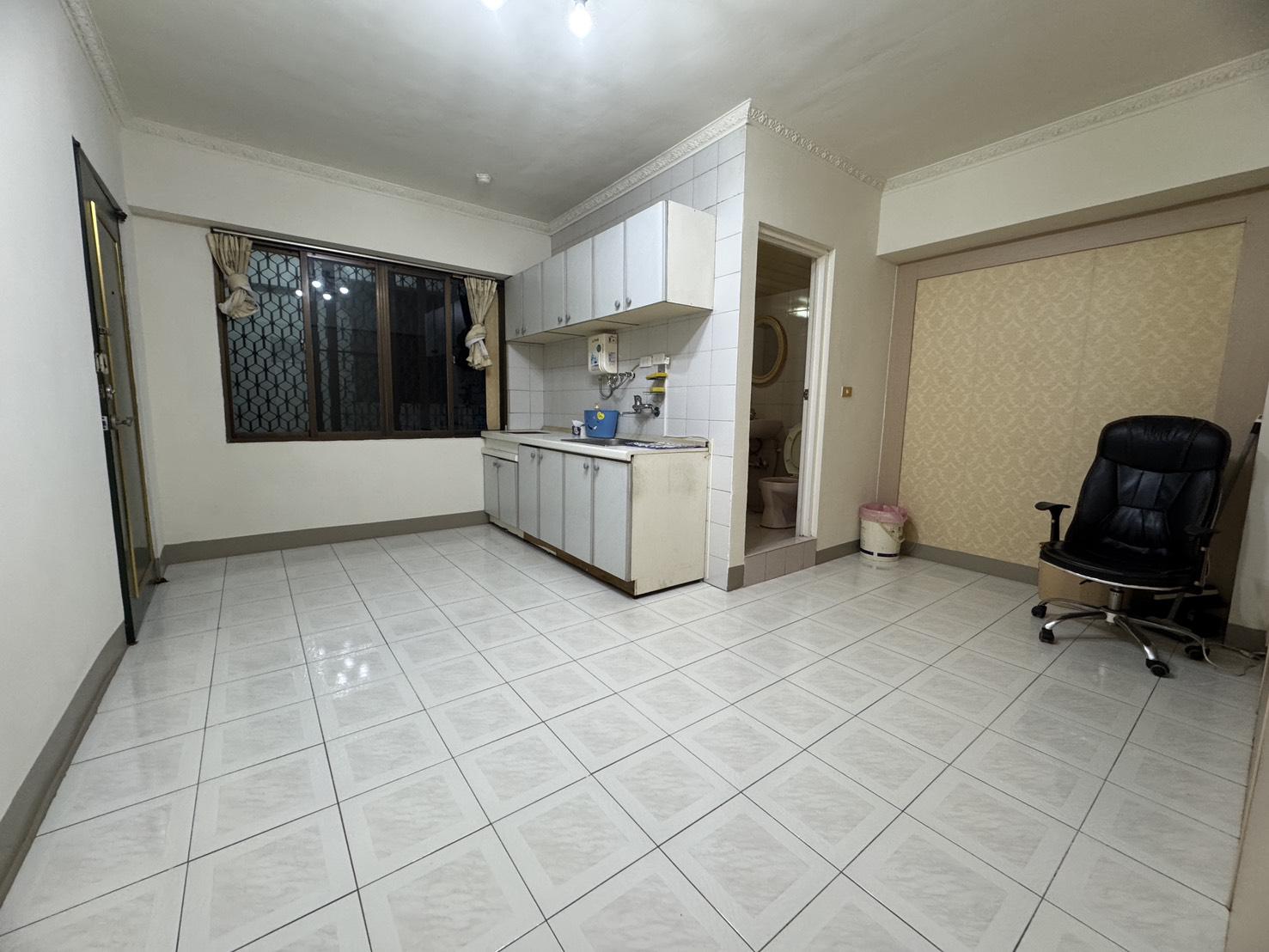 鼎山家樂福輕軌灣仔內有整理大套房可2房