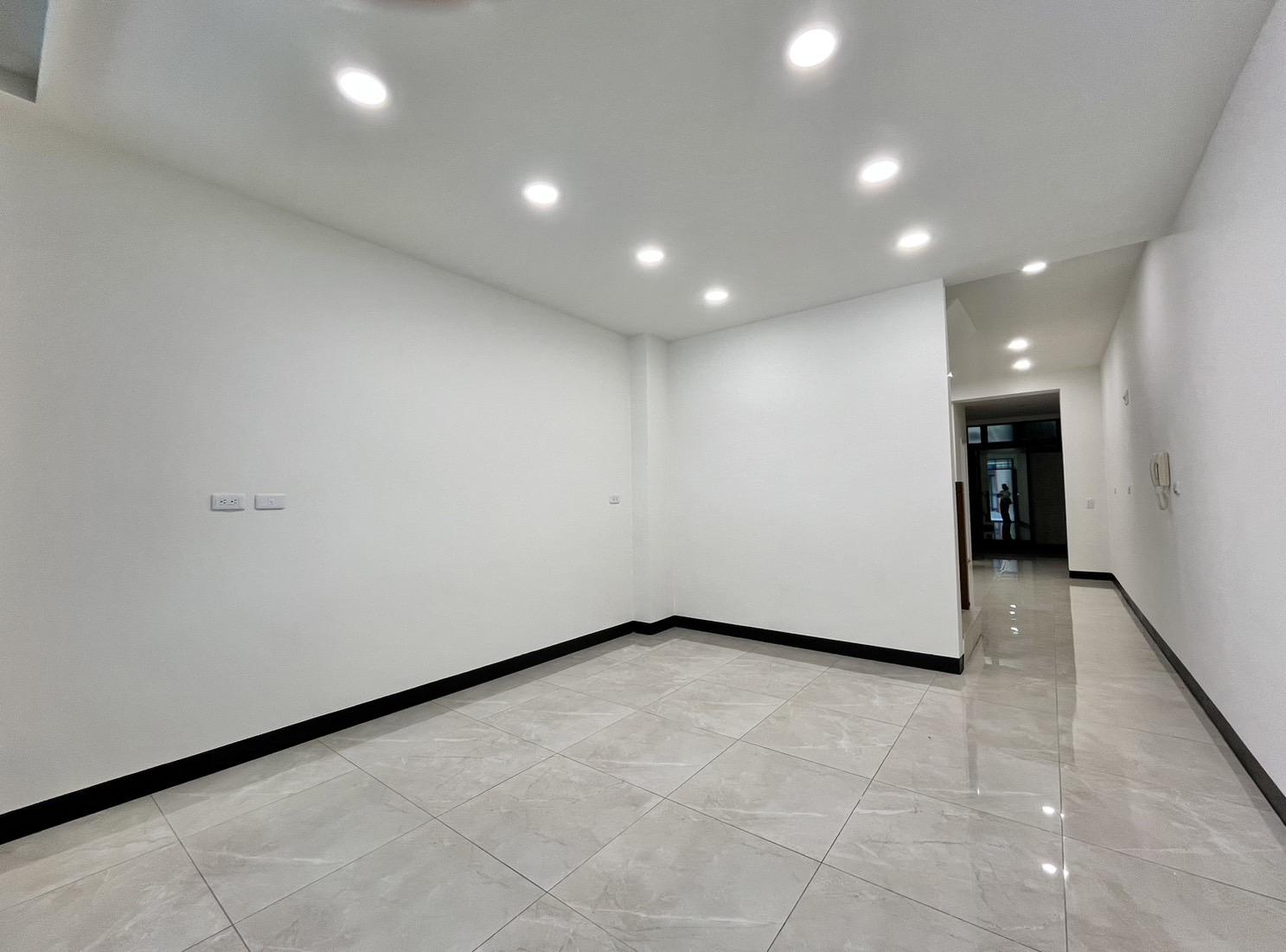 仁武中正商圈運動公園全翻新車庫透天