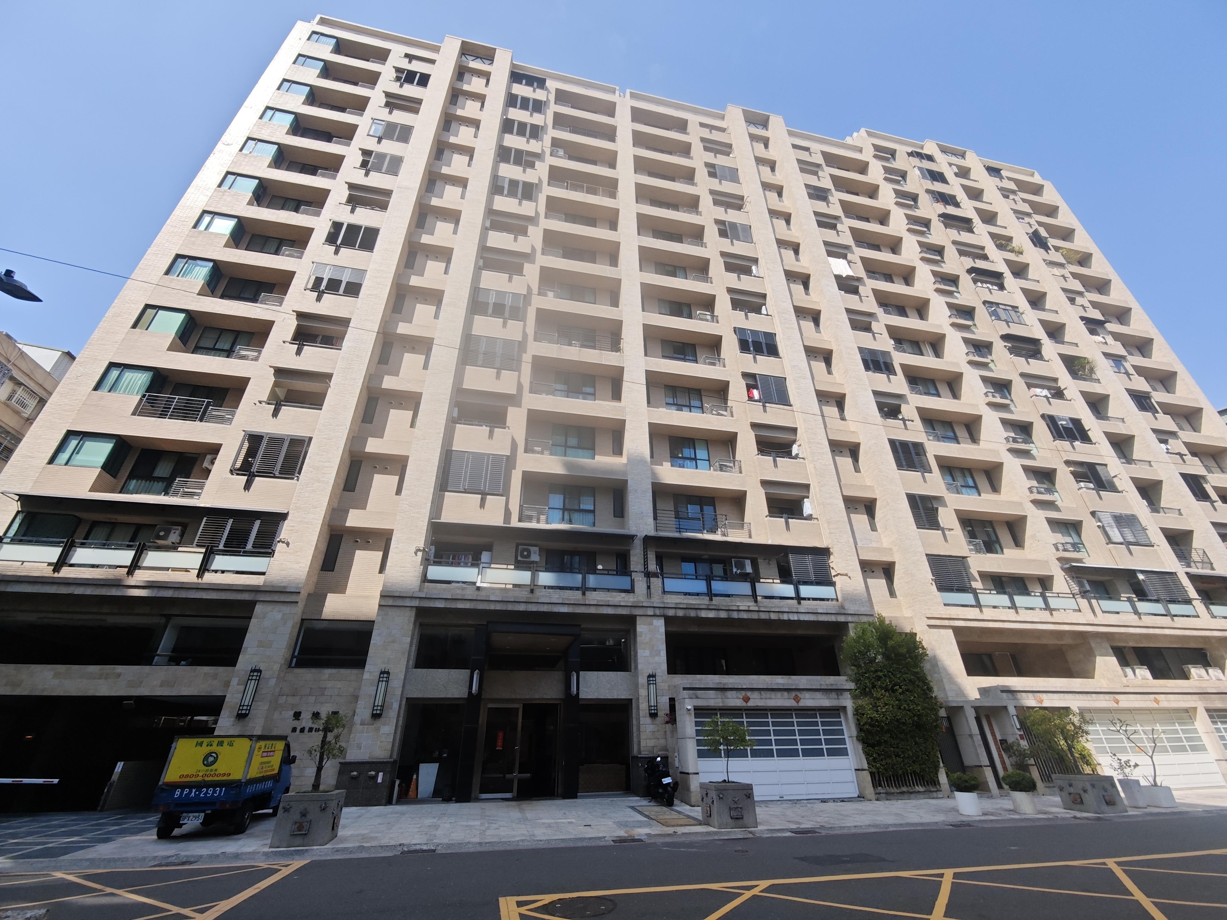 愛河旁雙橡園優質社區大樓四房平車