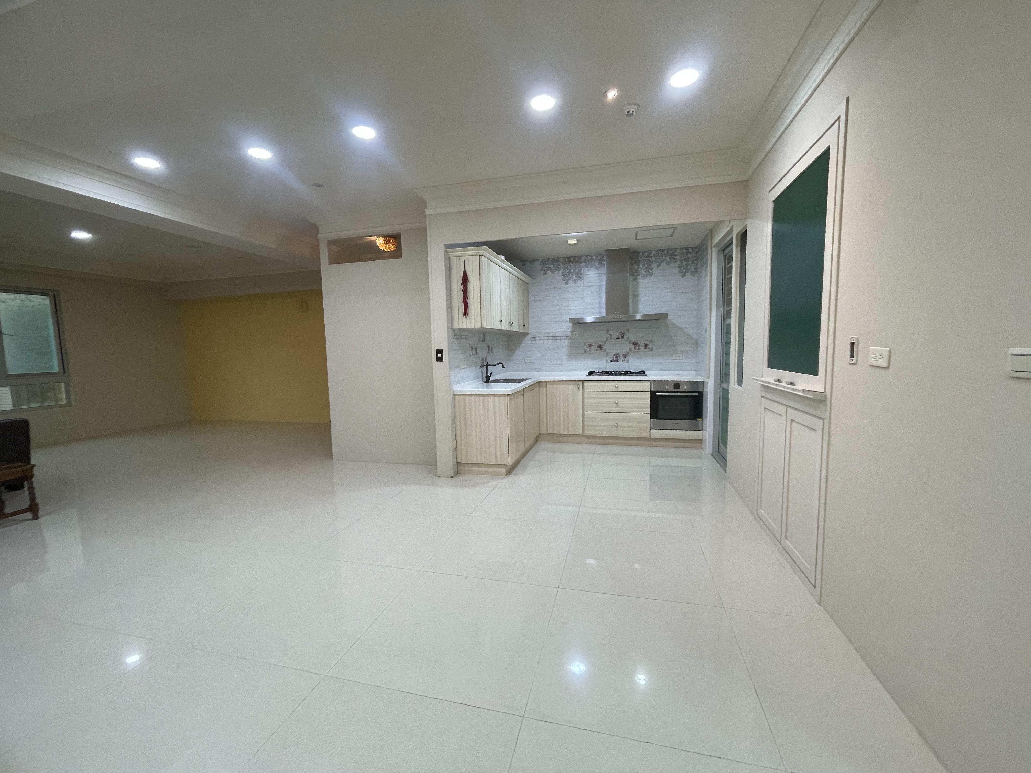 巨蛋大三房間間有陽台及寬大視野超級稀有