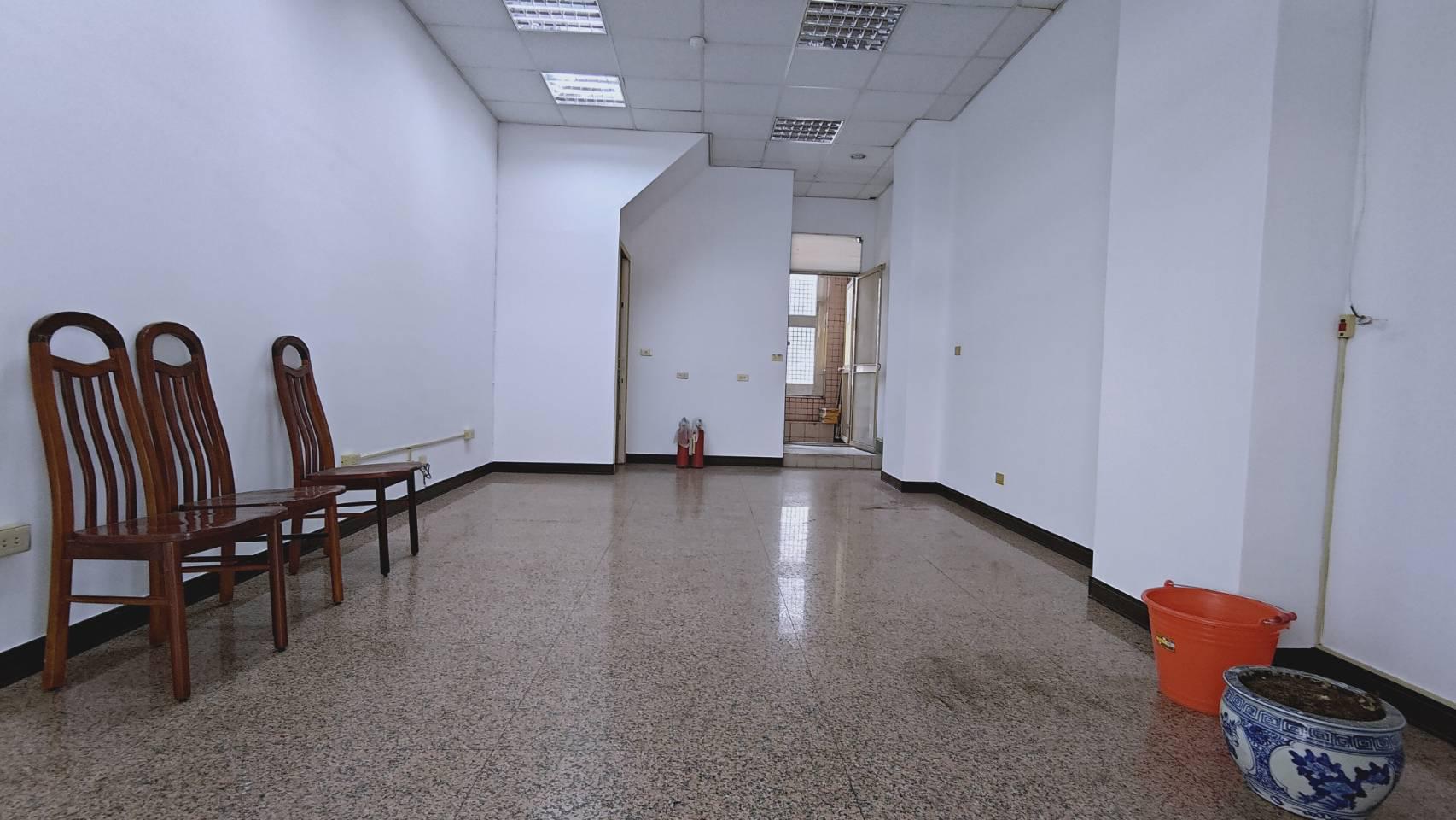 立志中學旁正路上有騎樓金店面