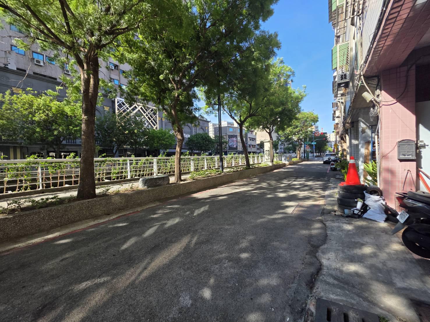 自立河南面幸福川*10米路上水岸綠帶透天店面