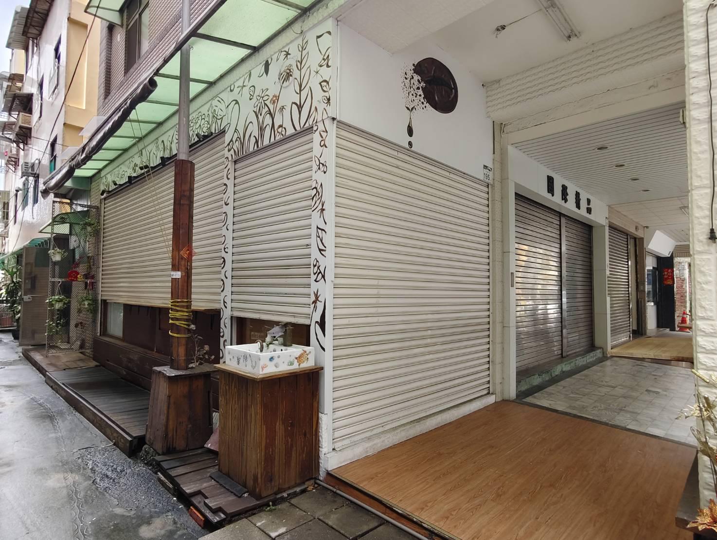 新樂街邊間金光閃閃金店面